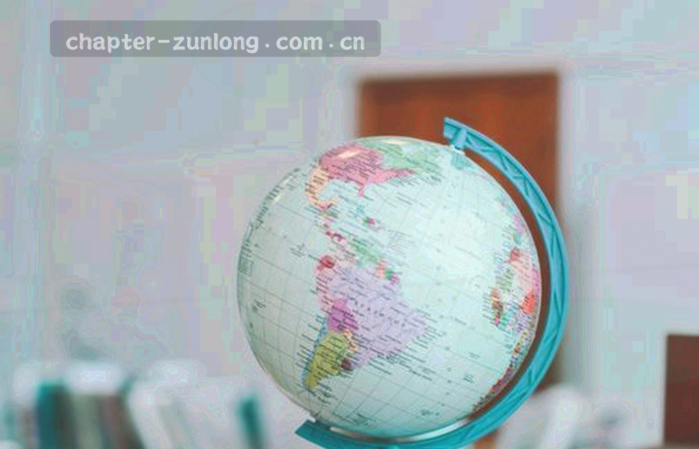 贺兰山脚下的城市带与远处黄河，暖灰色调的宁夏风光