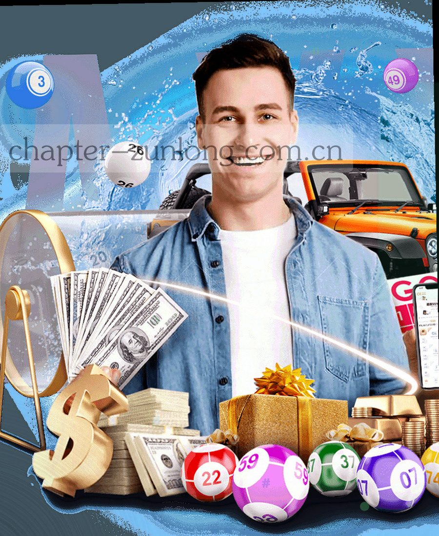 服务人员在出发前整理工具包与清洁耗材的手部特写